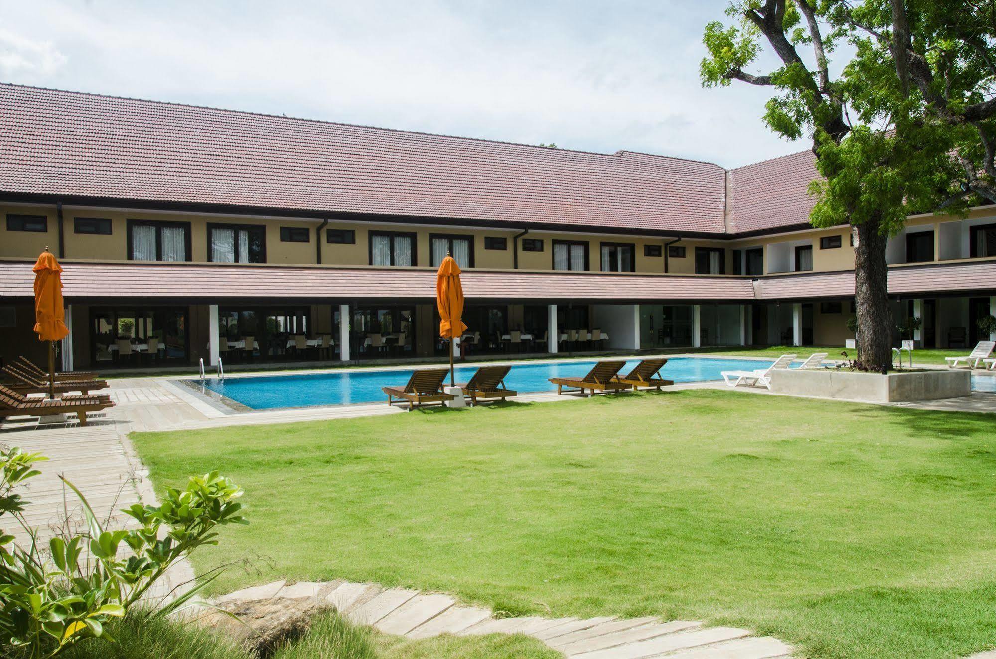 Rajarata Hotel Anuradhapura Exterior foto